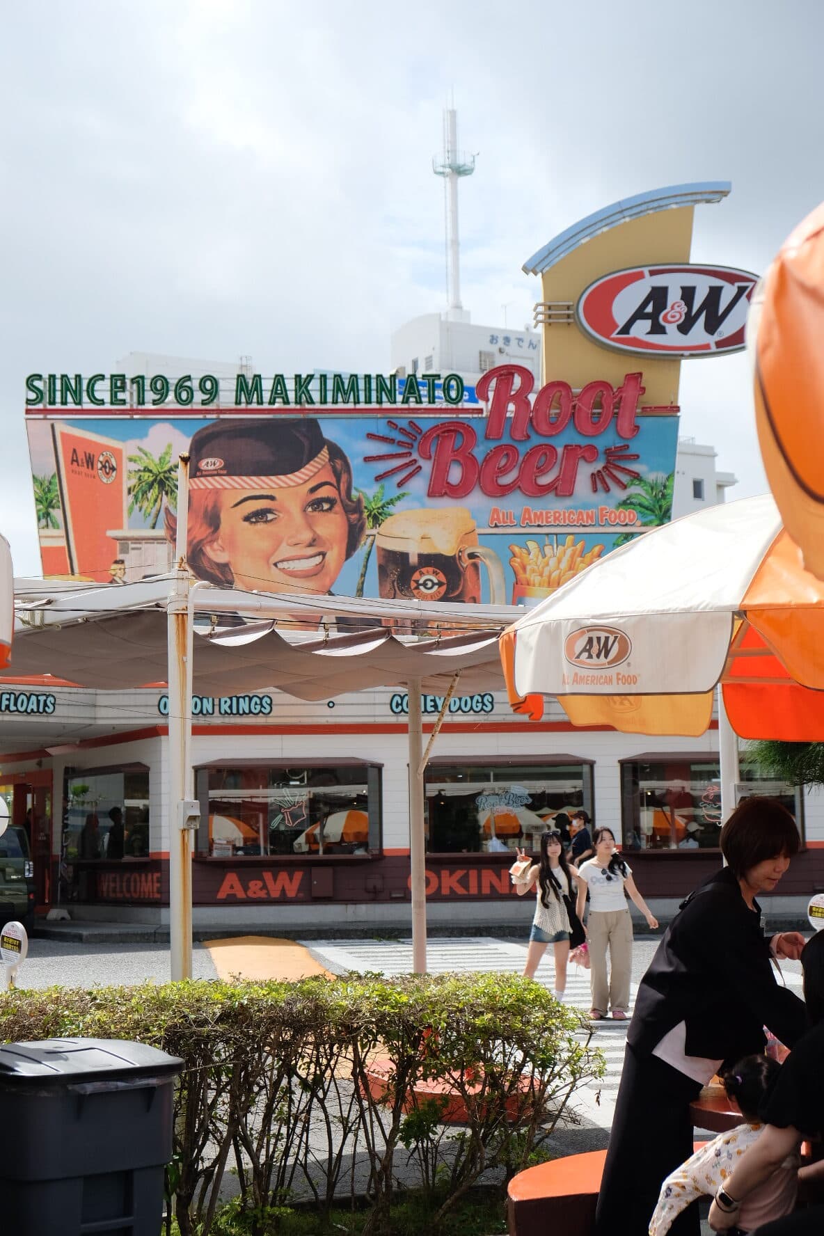 沖繩 A&W 牧港店的復古招牌